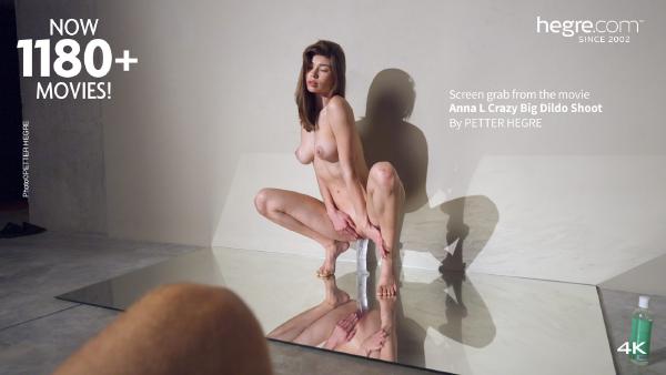 Captura de tela #5 do filme Anna L. Ensaio fotográfico com um vibrador enorme e louco