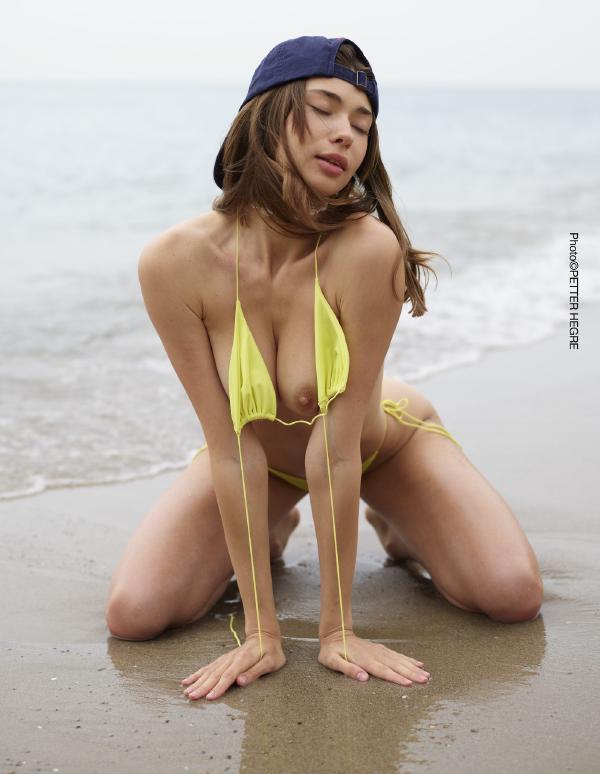 Anna L Topløs Cali Strandpige