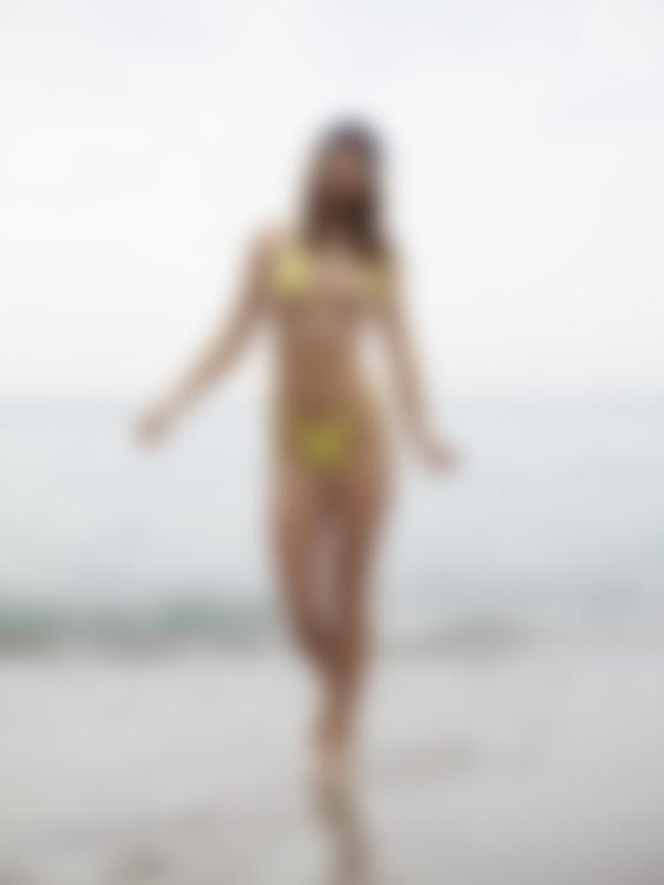 Billede #9 fra galleriet Anna L Topløs Cali Strandpige
