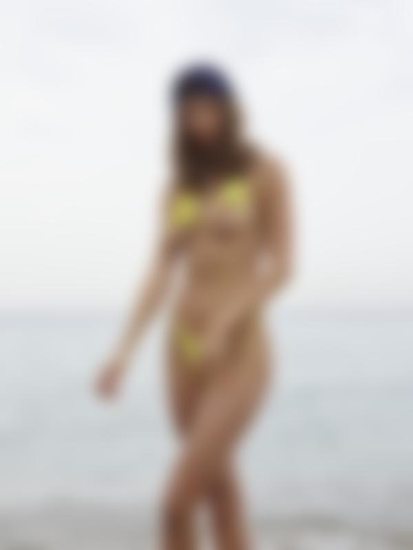 Billede #10 fra galleriet Anna L Topløs Cali Strandpige