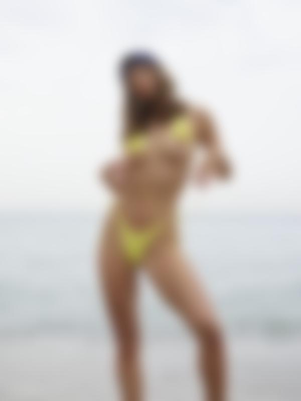 Billede #11 fra galleriet Anna L Topløs Cali Strandpige